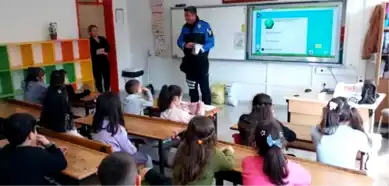 Eskişehir'de Polis, Karne Sevincine Ortak Oldu