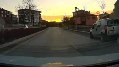 Şehirde Otomobil Refüjde! Kaza Anı Kaydedildi