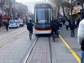 Eskişehir'de Çocuklar Tramvayın Arkasına Tutundu!