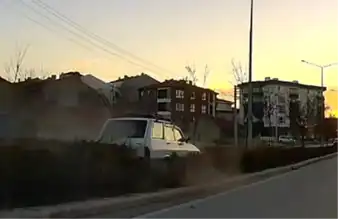 Eskişehir'de Kontrol Kaybı: Otomobil Refüje Girdi