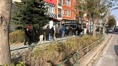 Eskişehir'de Sıcak Simit İçin Uzun Kuyruklar