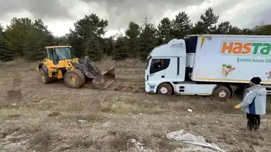 Eskişehir'de Tır Çamura Batıp Kurtarıldı