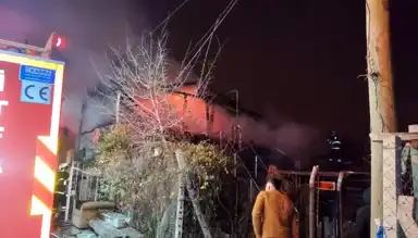 Eskişehir'de Ev Yanarak Küle Döndü, Yaşlı Çift Yaralandı