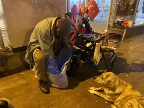 Seyyar Satıcı, Sokak Hayvanlarını Besliyor
