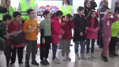 Hayırseverler 450 Çocuğa Kışlık Hediyeler Dağıttı