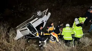 Kütahya'da Şarampole Devrilen Otomobil: 2 Yaralı