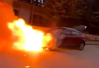 Motor Yangını Otomobilde Hasara Yol Açtı