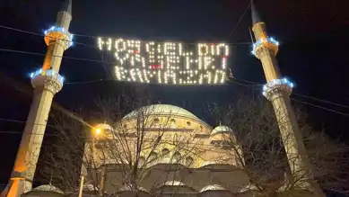 Reşadiye Camii'nde Ramazan Mahyası Parladı