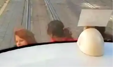 Eskişehir'de Çocuklar Tramvayın Arkasında Tehlikeli Oyun Oynadı!