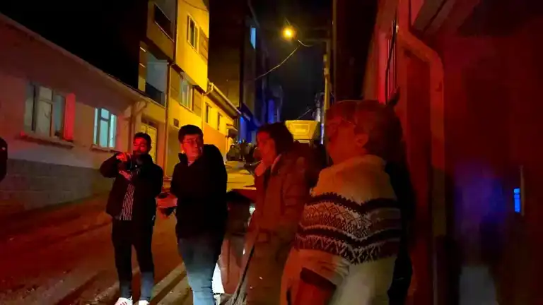 Eskişehir'de Alkollü Adam Çatıdan Atladı, 10 Kuş Öldü