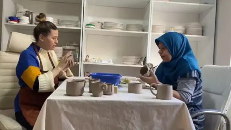 Anne Kız, Ortak Atölyede Seramik Hayalleri Kuruyor Anne Kız, Ortak Atölyede Seramik Hayalleri Kuruyor