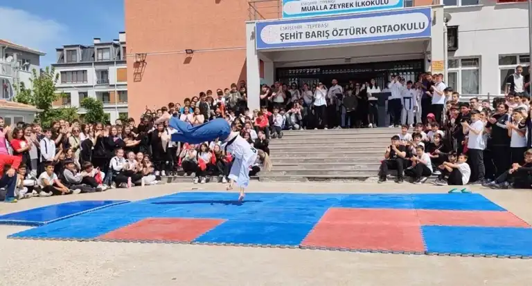Şampiyon Öğretmen, Uçarak Ders Anlatıyor!