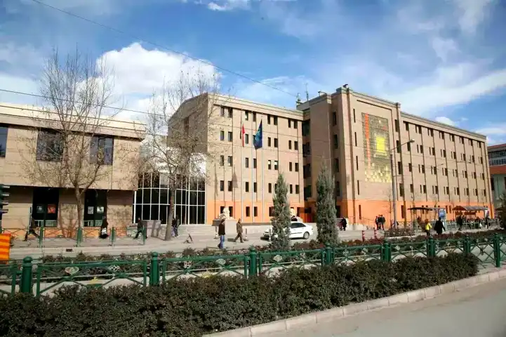 Eskişehir'de Ağaç Budaması: Araç Park Yasağı!