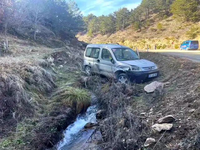 Eskişehir'de Şarampole Uçan Araç: Sürücü Yaralı