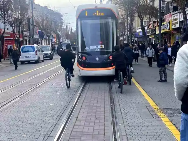 Eskişehir'de Çocuklar Tramvayın Arkasına Tutundu!