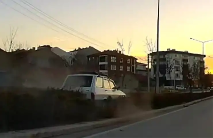 Eskişehir'de Kontrol Kaybı: Otomobil Refüje Girdi