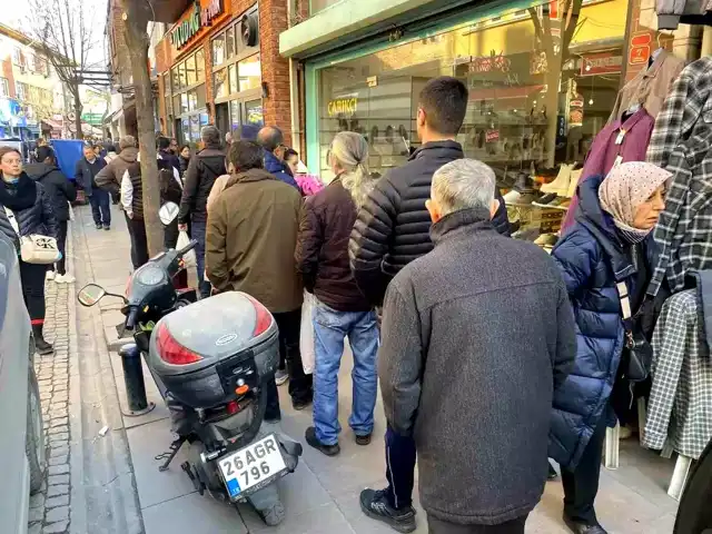 Eskişehir'de Ramazan Pidesi Kuyruğu