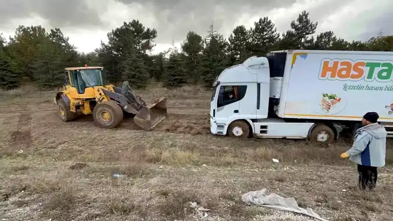 Eskişehir'de Tır Çamura Batıp Kurtarıldı