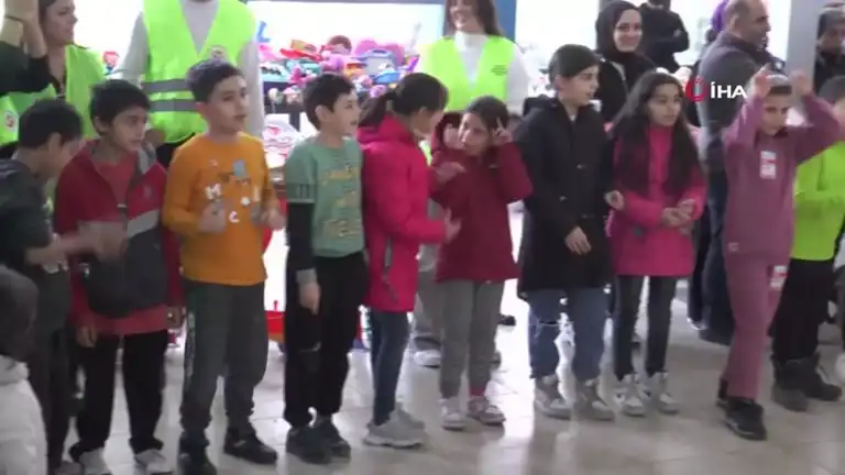 Hayırseverler 450 Çocuğa Kışlık Hediyeler Dağıttı