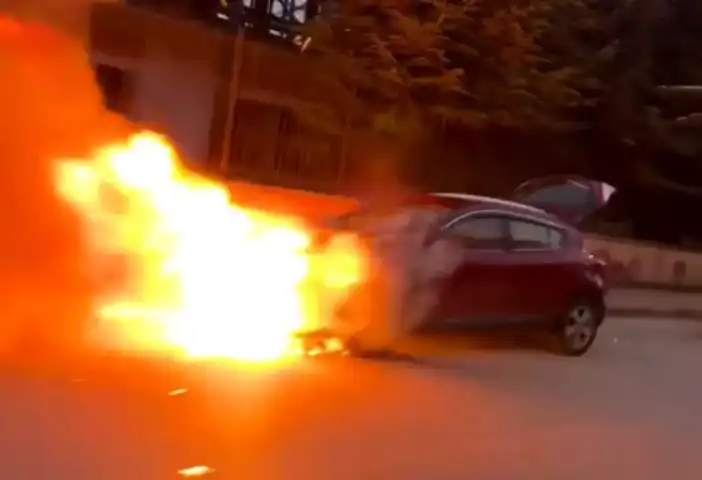 Motor Yangını Otomobilde Hasara Yol Açtı
