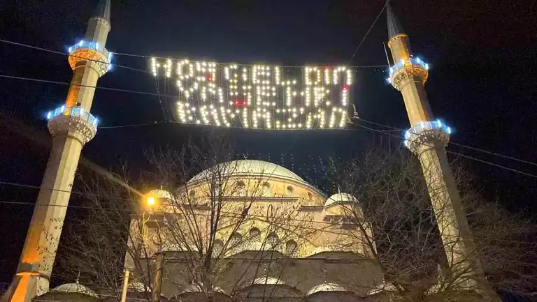 Reşadiye Camii'nde Ramazan Mahyası Parladı