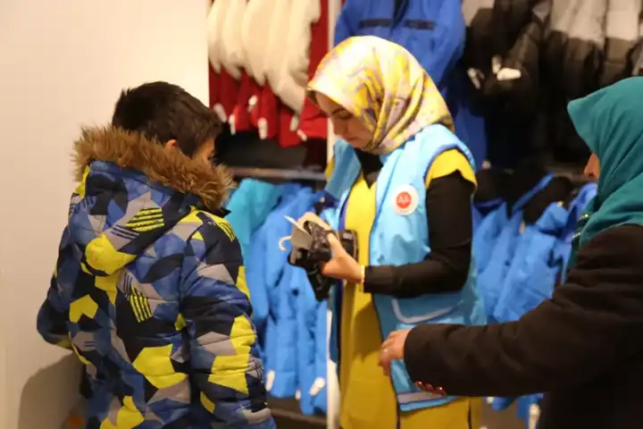Yetimlere Kışlık Giyim Desteği